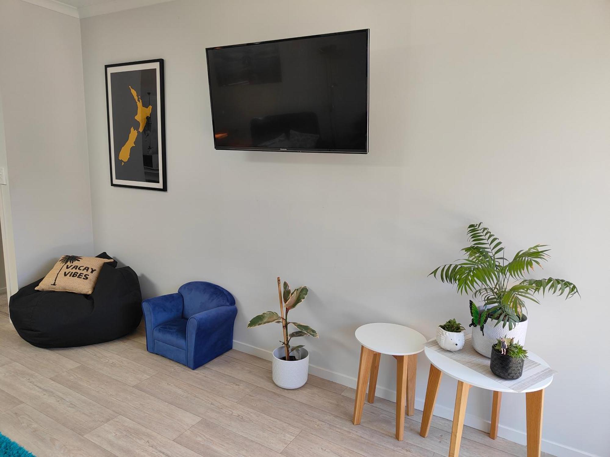 Sunny Modern 2 Bedroom